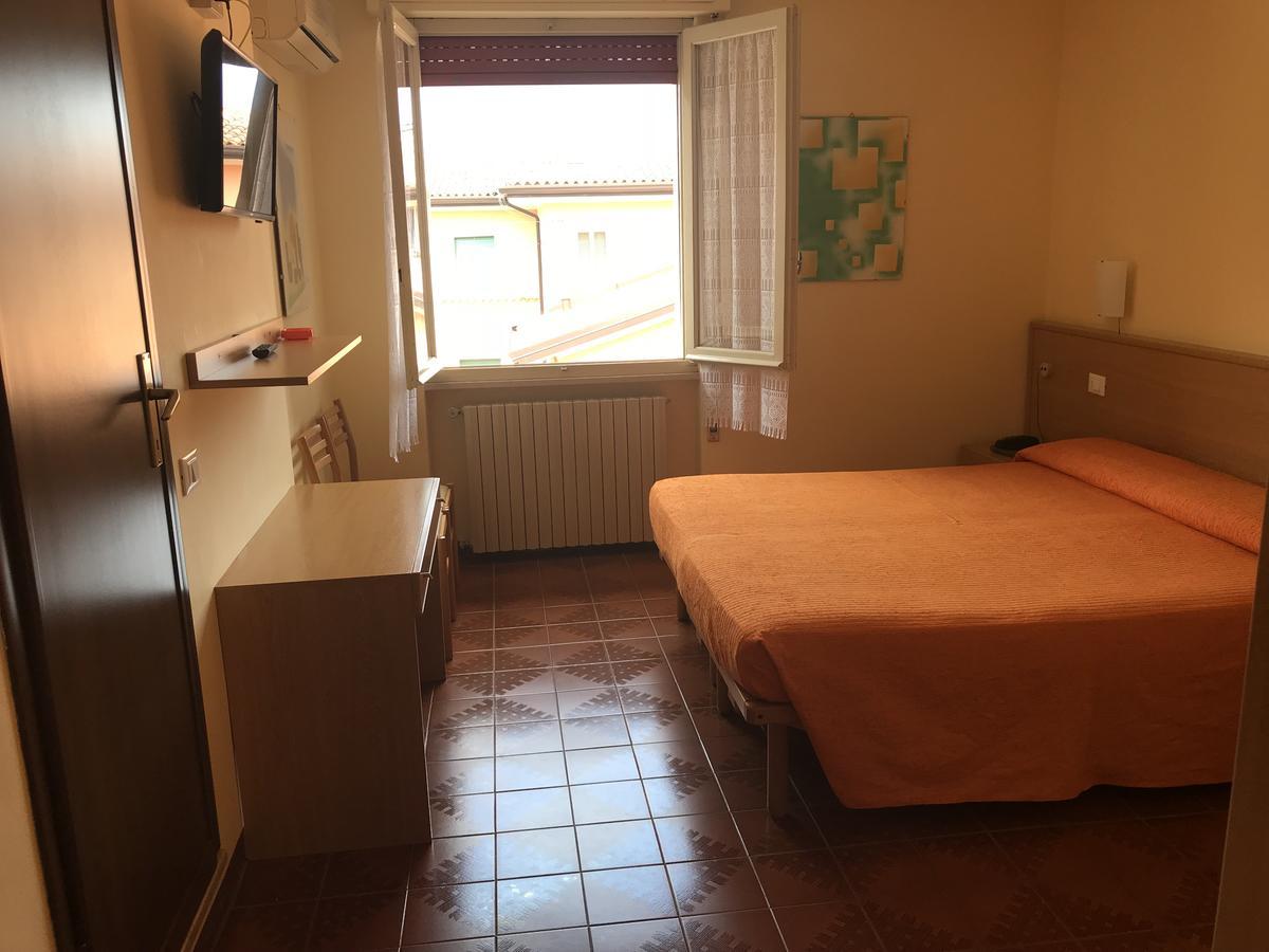 Albergo Meuble Olivi Toscolano Maderno Exterior photo